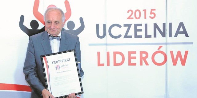 Rektor Politechniki Świętokrzyskiej, profesor Stanisław Adamczak osobiście odebrał certyfikat &#8222;Uczelnia Liderów 2015&#8221; - wyróżnienie dla najlepszych uczelni.