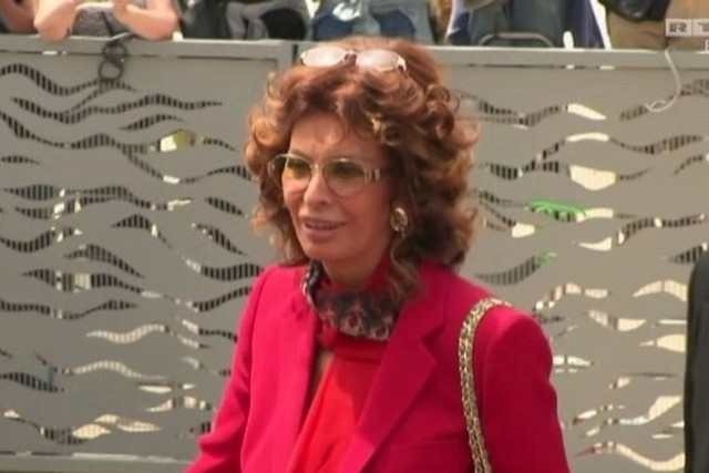 79-letnia Sophia Loren zachwyca w Cannes (fot. DE RTL TV/x-news)