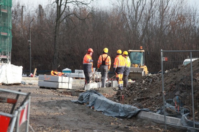 Firmy zaczynają boleśnie odczuwać kryzys patrząc na stan swoich kont. Eksperci nie mają złudzeń, że przed nami są zwolnienia grupowe.