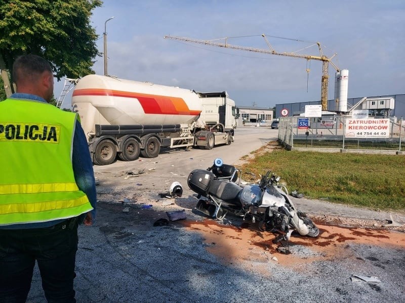 Ciężko ranny policjant w zderzeniu z ciężarówką pod Opocznem. Funkcjonariusz trafił do szpitala