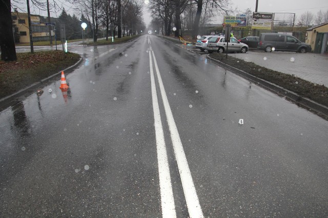 W sobotę (1 stycznia 2022 r.) tuż po godz. 6 na ul. Ofiar Oświęcimia w Brzeszczach, doszło do śmiertelnego wypadku drogowego. 55-letni mężczyzna nie był na przejściu dla pieszych.