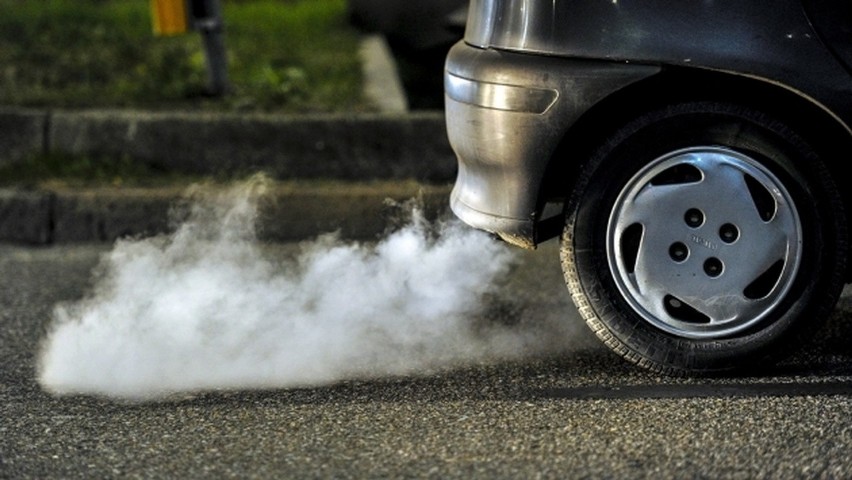 Policja kontroluje spaliny z samochodów. Akcja smog na drogach powiatu krakowskiego