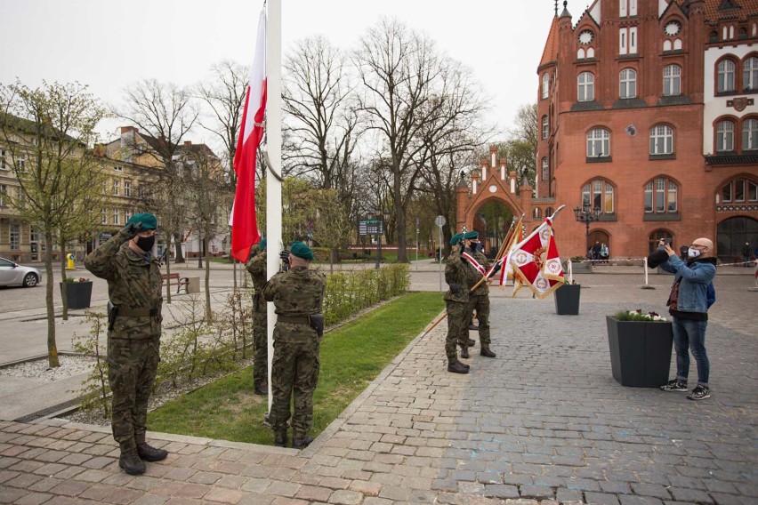 Biało-czerwona flaga powinna powiewać cały rok, a nie tylko od święta. Czy da się to zmienić? [ZDJĘCIA]