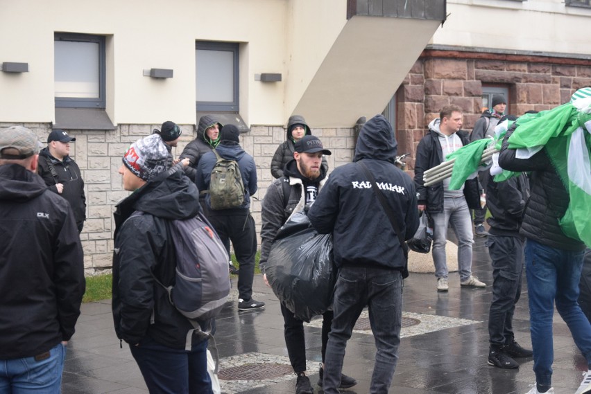 Kilkuset kibiców Radomiaka Radom w drodze na mecz do Krakowa z Wisłą (ZDJĘCIA)