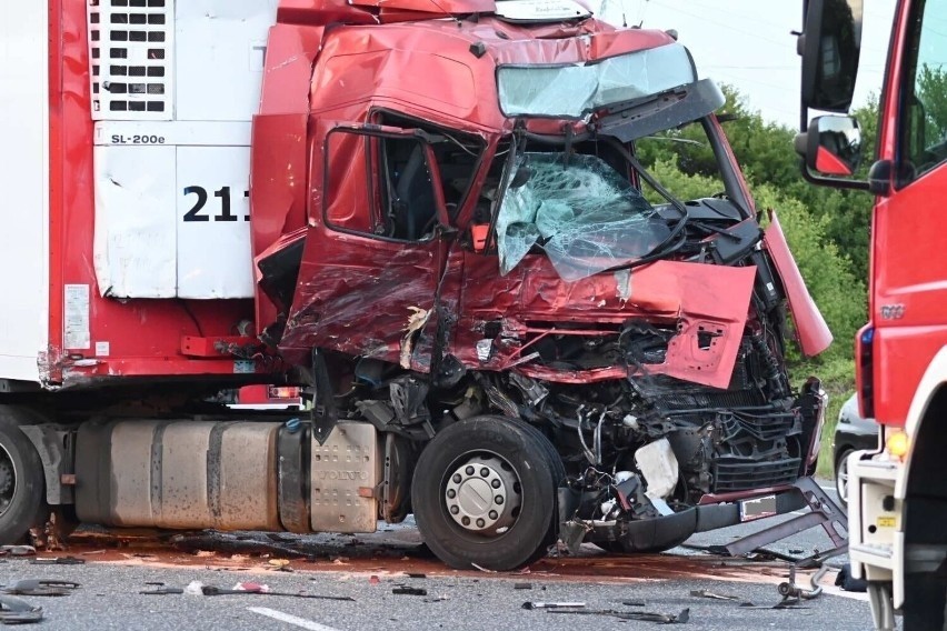 Bardzo groźny wypadek dwóch tirów na DK35, na rogatkach...