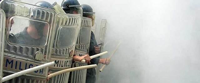 Tłumienie przez ZOMO demonstracji Solidarności to najdynamiczniejsza scena niedzielnej rekonstrukcji.