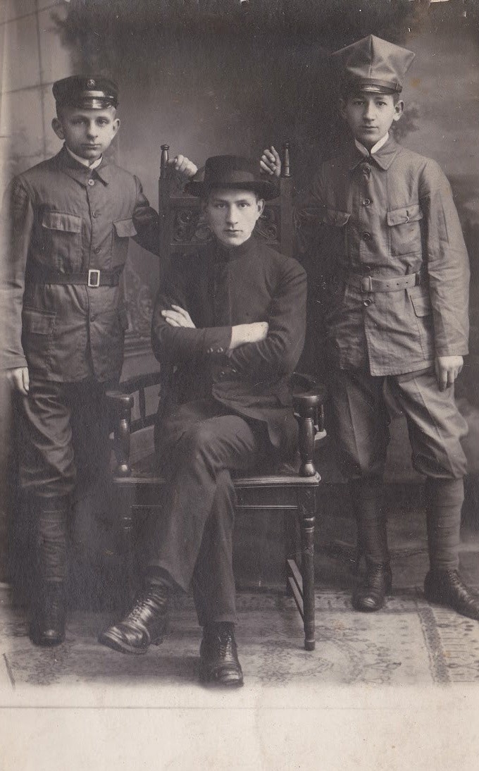 1918 r. toruńscy skauci:  S. Bednarski, F. Klemp, K....