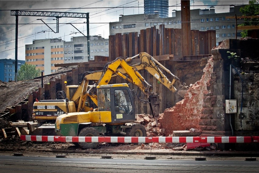 Wrocław: Wyburzają część wiaduktu kolejowego nad Grabiszyńską (ZDJĘCIA)