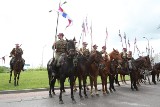 Święto ułanów. Przy Kawaleryjskiej stanie pomnik 10. Pułku Ułanów Litewskich. (zdjęcia)