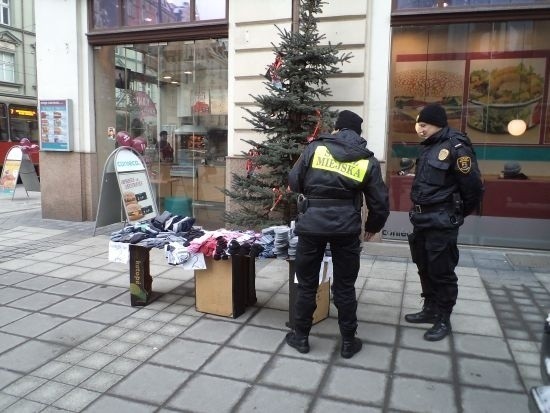 Katowice: Straż Miejska walczy z handlem ulicznym na pl. Szewczyka [ZDJĘCIA]