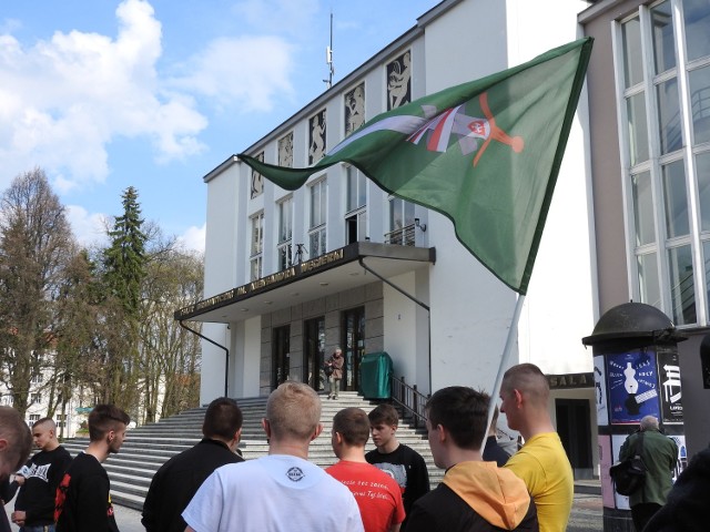 Młodzież Wszechpolska protestowała w sobotę na placu przed Teatrem Dramatycznym.