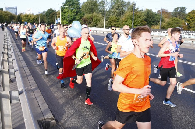 Yared Shegumo (AZS AWF Warszawa) i Monika Andrzejczak (RAZ Szczecin) wygrali 43. edycję Maratonu Warszawskiego, który przebiegł w niedzielę ulicami stolicy. Reprezentujący Polskę, a pochodzący z Etiopii Shegumo wygrał MW po ośmioletniej przerwie. W imprezie wzięli udział nie tylko profesjonaliści. Sami zobaczcieUruchom galerię klikając w ikonę "następne zdjęcie", strzałką w prawo na klawiaturze lub gestem na ekranie smartfonu