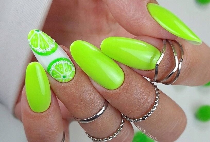 Neonowe paznokcie to nieodłączny element letnich stylizacji,...