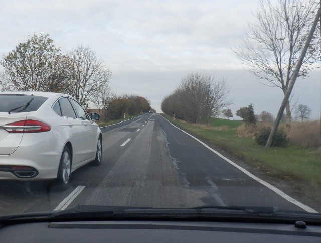 Odcinek drogi krajowej nr 25 między Mąkowarskiem a Obodowem przejdzie gruntowną przebudowę. Kierowcy nie będą już "walczyć" z koleinami i wybojami.