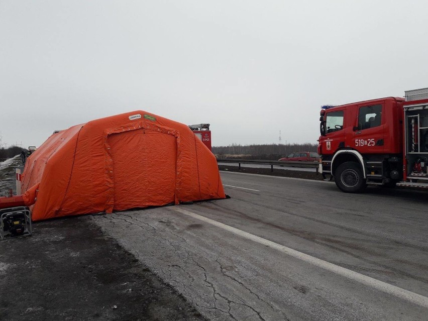 Wypadek na DK 1 koło Radomska. Ciężarówka zderzyła się z busem. Ranni [ZDJĘCIA]