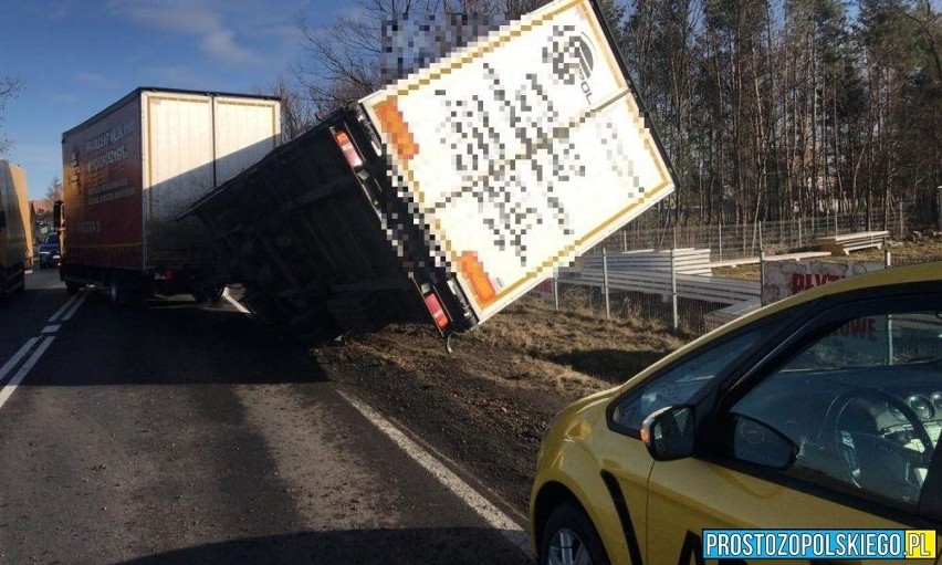 Wiatr zepchnął naczepę z drogi krajowej nr 46 po Nysą do...