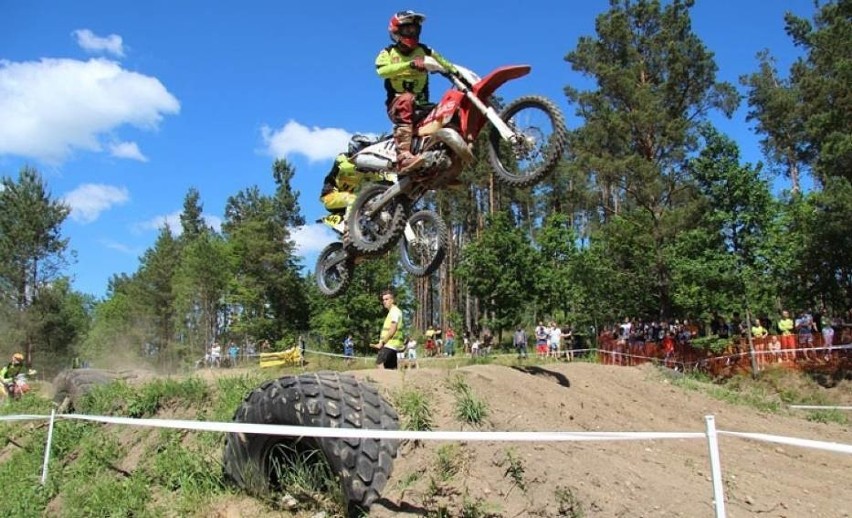 Profesjonalny tor motocrossowy w Tuchomiu powstał na dawnym wysypisku śmieci. Będzie powiększony o parking