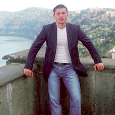 Paweł Skowroński na tle Castel Gandolfo.