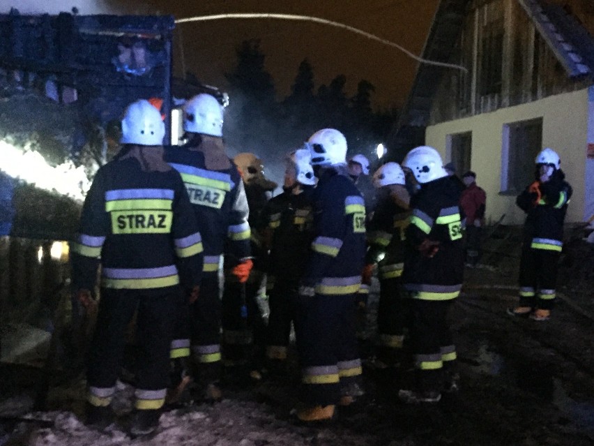 Nocny ogień przy Jamnickiej. Z żywiołem walczyło 8 straży pożarnych [ZDJĘCIA]