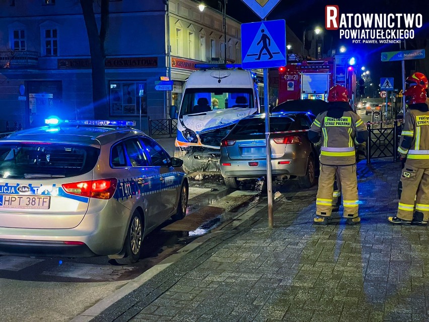 Ełk. Wypadek w centrum miasta. Mitsubishi zderzyło się z karetką