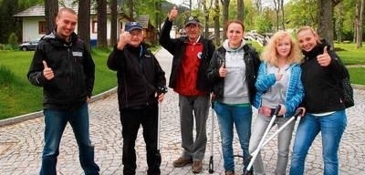 Od lewej: koordynator akcji z ramienia TPN Jan Krzeptowski i wolontariusze Piotr Zięba, Wacław Hetman, Judyta Siewiera, Ewelina Szkup i Zofia Staszel Fot. Łukasz Bobek