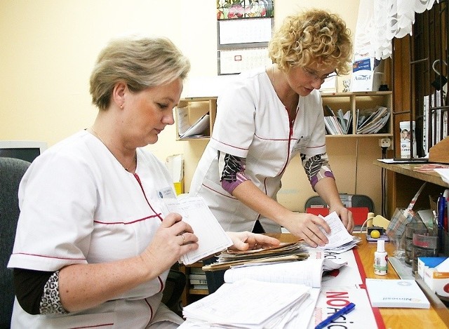Pielęgniarki Jadwiga Gawinecka i Justyna Dembczyńska jeszcze rejestrują pacjentów