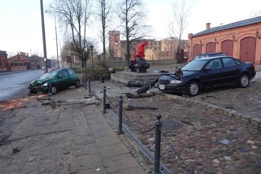 Wypadek na Tymienieckiego. Ford skosił trzy latarnie, drzewo i uderzył w audi [ZDJĘCIA]