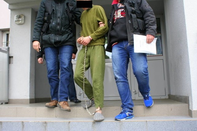 Wspólne działania funkcjonariuszy i prokuratury pozwoliły na wytypowanie podejrzewanego. 42-latek zatrzymany został przy ul. Planu 6-letniego w Bydgoszczy.