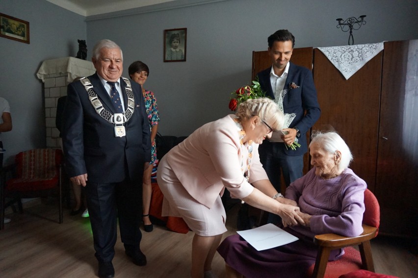 100 lat Anny Targowskiej z Ożarowa. Wielkie święto jubilatki i całej rodziny. W prezencie od gminy nowiutka pralka [ZDJĘCIA]