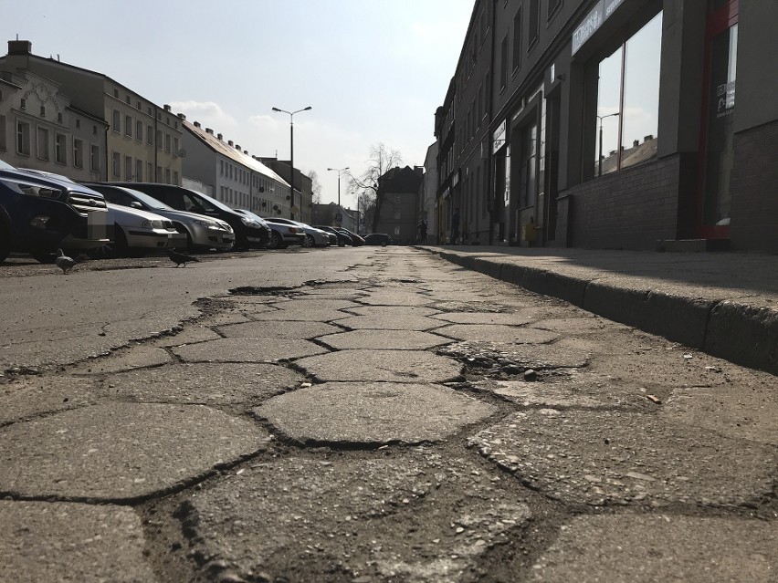 Koszmarek z ulicy Mickiewicza do poprawki. Będzie nowy chodnik, parking i oświetlenie