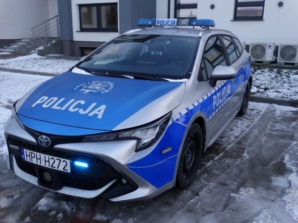 Komenda policji w Zwoleniu ma nowy radiowóz. Mundurowi będą jeździć hybrydową toyotą
