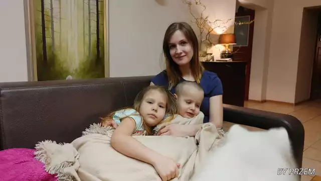 Bohaterką opowieści jest Ukrainka Tamara, mama 4-letniego Olka i 7-letniej Tatiany