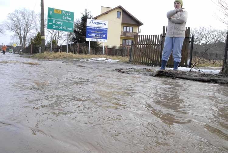 Woda splywająca z pól zalala droge w Lubuczewie.