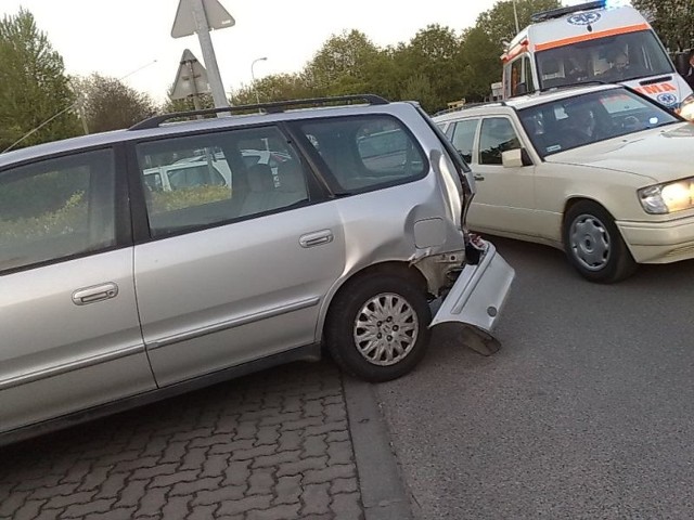 Kobieta wycofywała z parkingu. Honda uderzyła w pieszego.