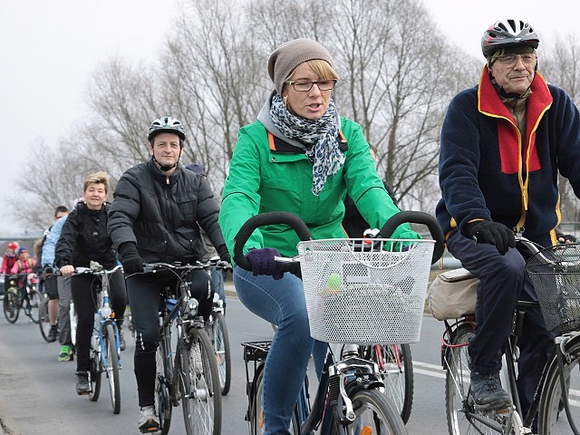 Rowerzyści w pierwszą wiosenną trasę wyruszyli z os. Lotnisko. Pojechali w stronę Kobylanki