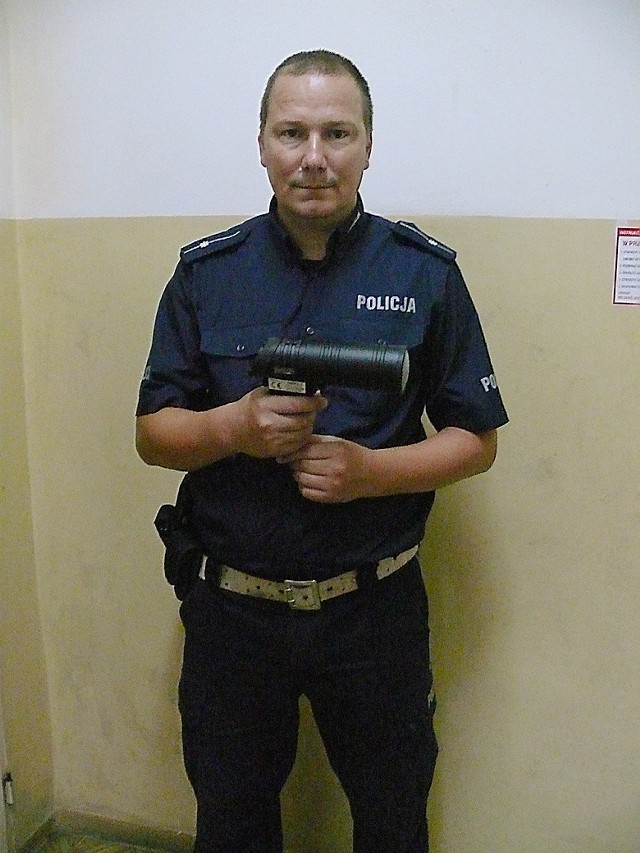Mł. asp. Edward Tkacz z Komendy Powiatowej Policji w Aleksandrowie Kujawskim prezentuje nowoczesny radar ISKRA-1