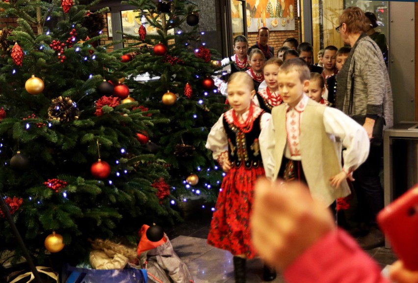 Mała Helenka zdobyła Trzy Korony. Koncert oklaskiwał tłum gości sądeckiej galerii [ZDJĘCIA]