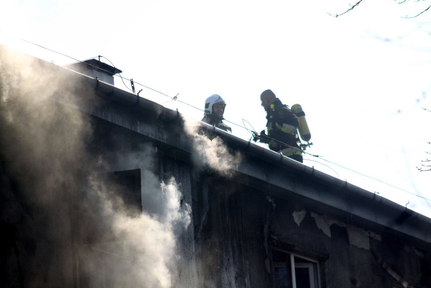 Pożar przy ul. Wrońskiej w Lublinie. Kilka rodzin straciło dach nad głową. Zobacz zdjęcia z akcji