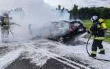 Na obwodnicy Tarnobrzega strażacy gasili płonący samochód. Zobacz zdjęcia z akcji!