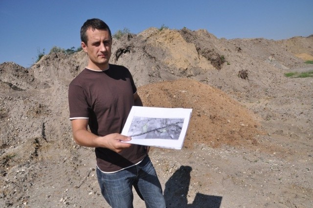 - Te hałdy bezsprzecznie leżą w polderze - mówi Stefan Zdzuj i na dowód pokazuje mapy tego terenu.