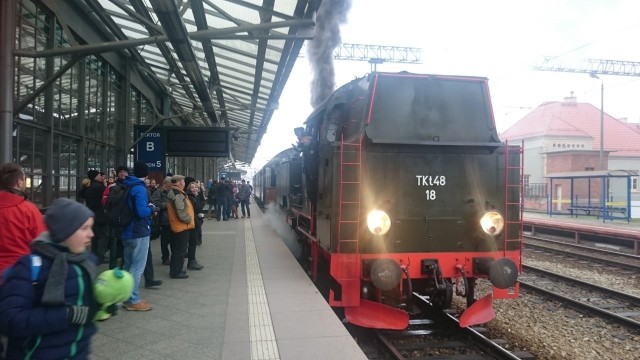 Pociąg specjalny Orzeł Biały na dworcu Wrocław Główny