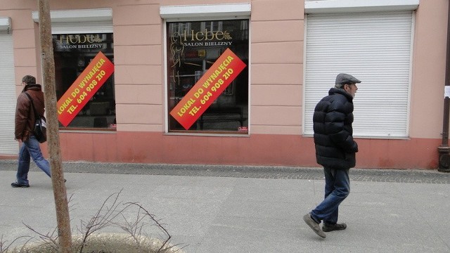 Kilkanaście pustych lokali przy ulicy Żeromskiego czeka nawet po kilka miesięcy na nowych najemców. Ceny najmu spadły, a chętnych &#8211; brak.