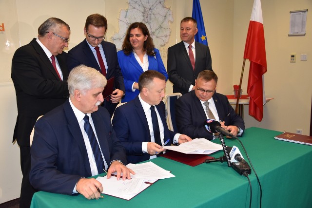 W siedzibie łódzkiego oddziału GDDKiA podpisano umowę na realizację pierwszego odcinka drogi ekspresowej S14.