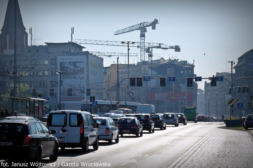 Wrocław: Legnicka zakorkowana od pl. Strzegomskiego (ZDJĘCIA)