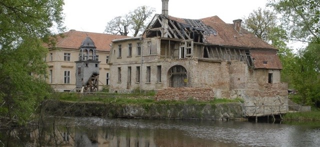 Przepiękny pałac wodny rodziny von Puttkamer w Karżniczce niszczeje z dnia na dzień.