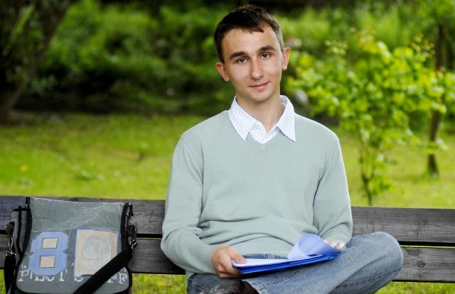 Mateusz Drapczyński. Ma 19 lat, jest tegorocznym absolwentem II LO w Gorzowie. Pasjonuje się obradami ONZ - brał udział w 12, cztery razy był przewodniczącym, dwa razy występował jako główny organizator konferencji. Lubi sport - rekreacyjnie jeździ na rowerze i gra w nogę. Chce studiować na Uniwersytecie Ekonomicznym w Poznaniu.