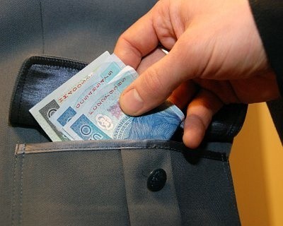 Pijany kierowca w Nędzy chciał dać policjantom 500 złotych