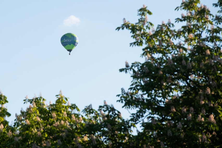 W czwartkowe popołudnie można było podziwiać balony latające...