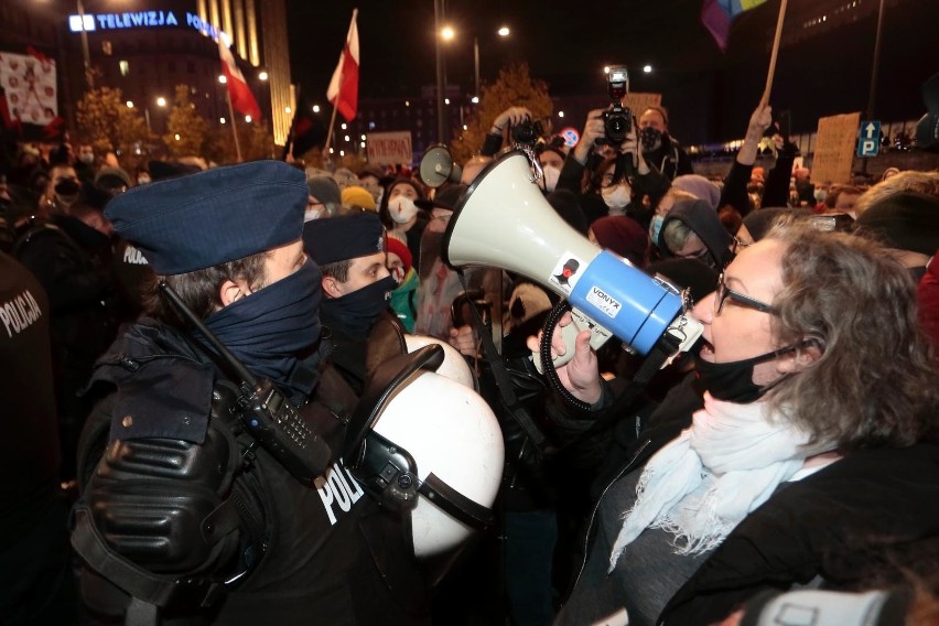 Przemoc wobec uczestników Strajku Kobiet eskaluje. Pobicia w Warszawie okiem organizatorek