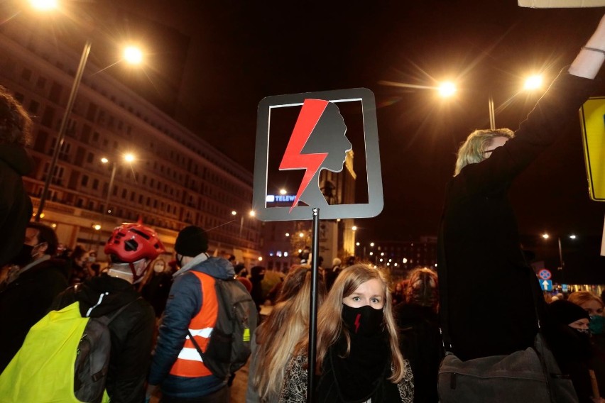 Przemoc wobec uczestników Strajku Kobiet eskaluje. Pobicia w Warszawie okiem organizatorek